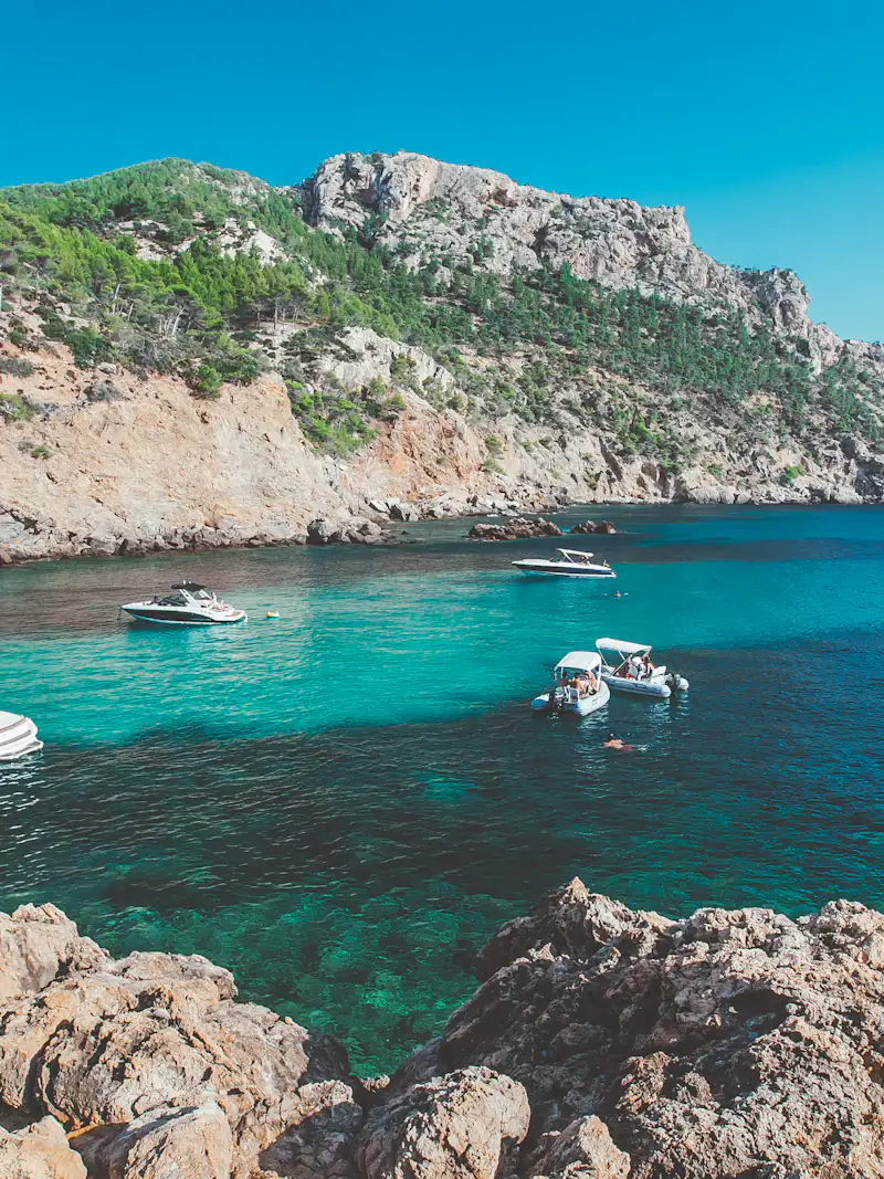 Bateau sur une mer calme au pied d'une montagne