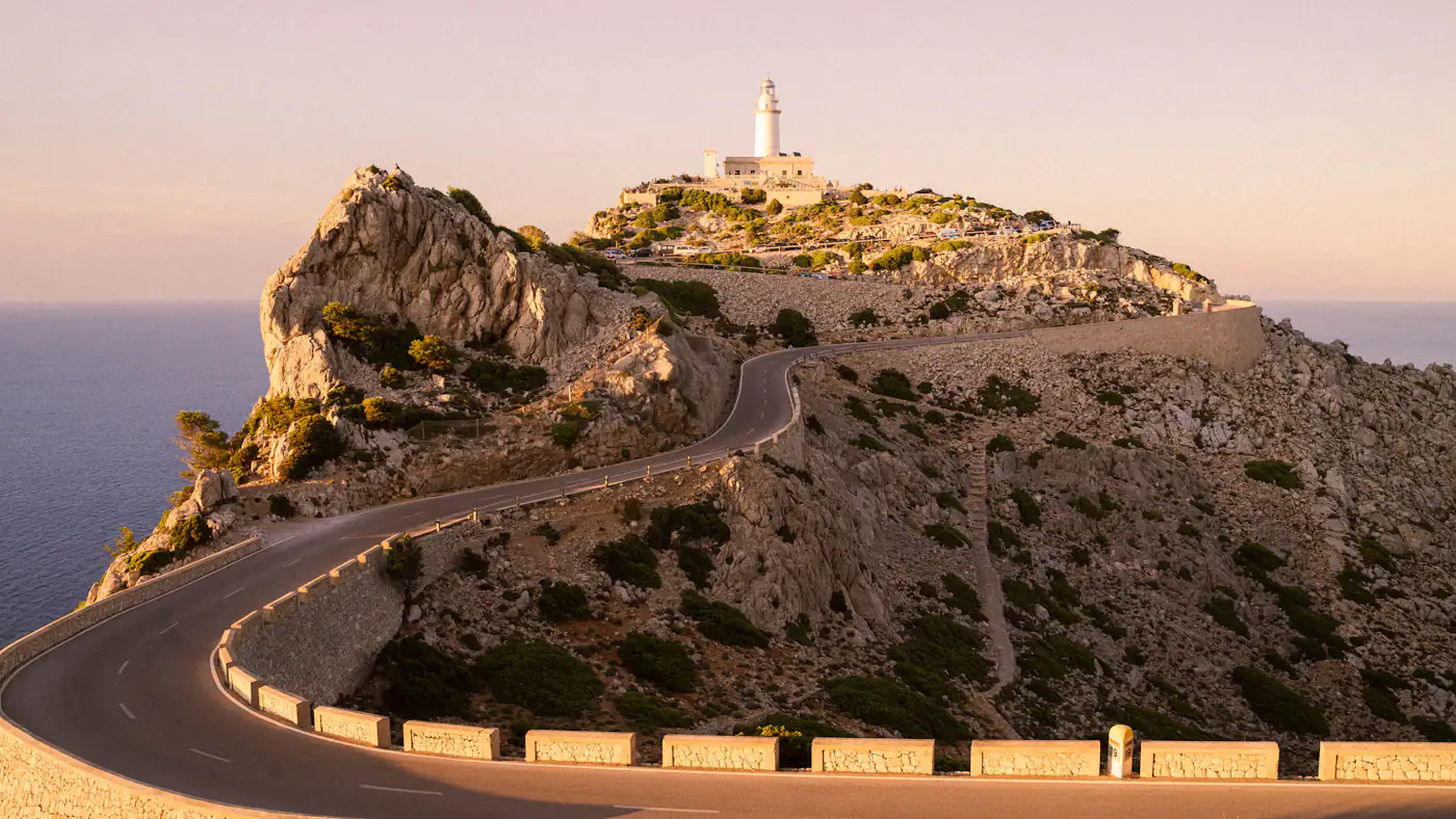 Route en lacets vers le phare du cap Formentor au coucher du soleil