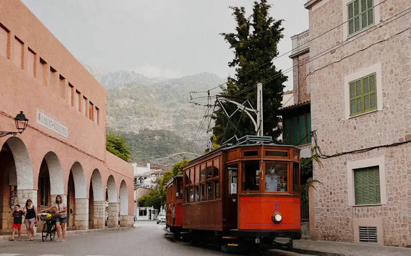 Tramway orange de Sóller sous les palmiers