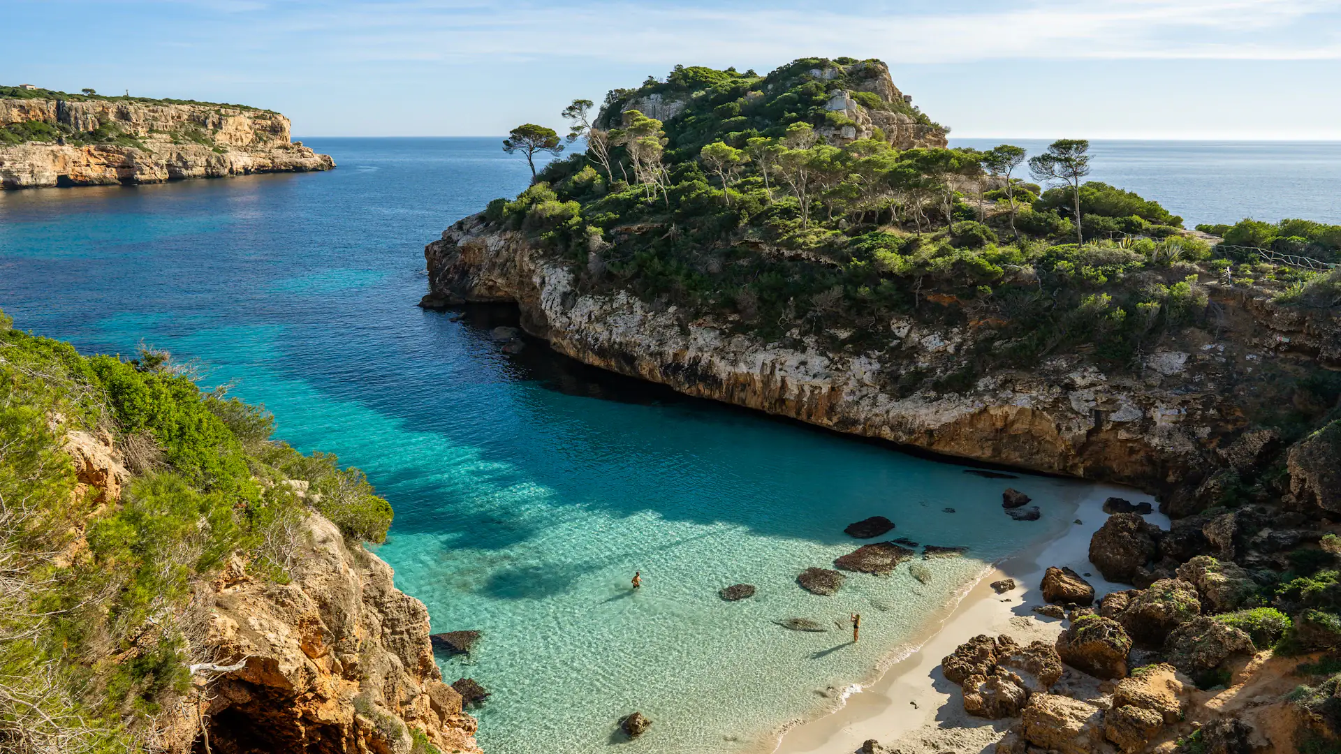 La crique de Caló des Moro, eau turquoise entre deux falaises couvertes de pins