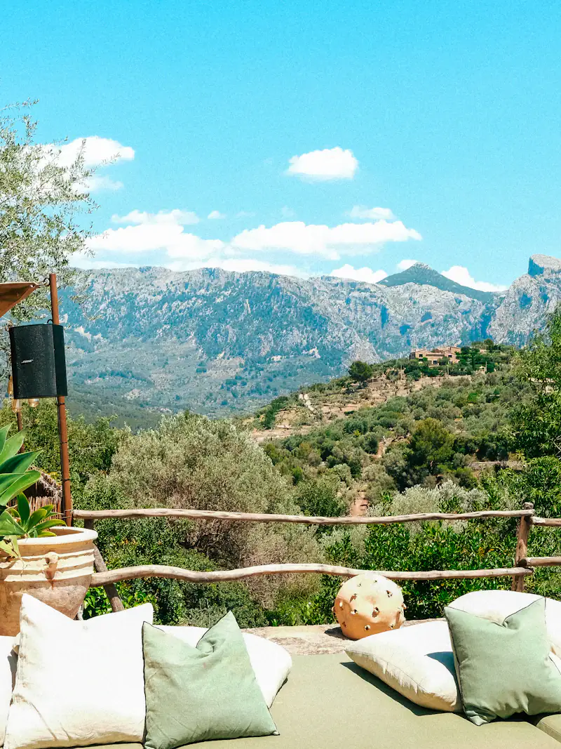 Terrasse face aux montagnes de la Tramuntana