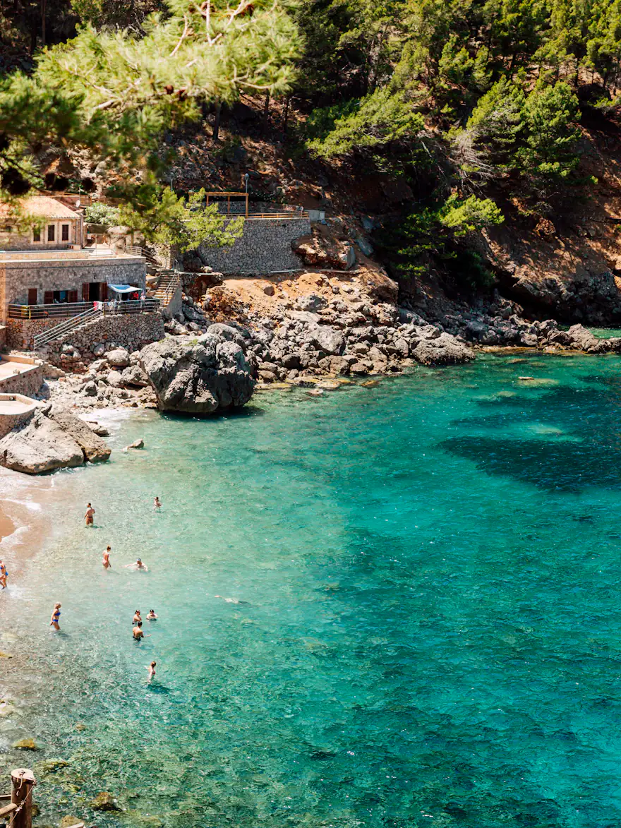 Crique d'eau turquoise au pied de la Tramuntana