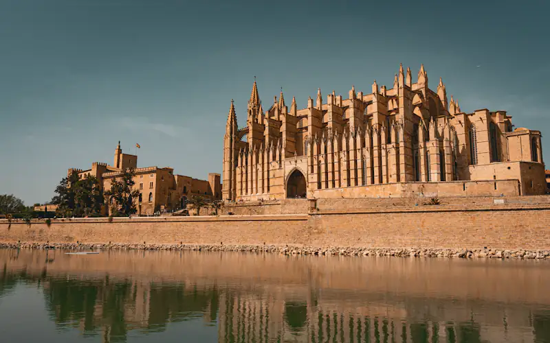 La cathédrale de Palma se reflétant dans l'eau