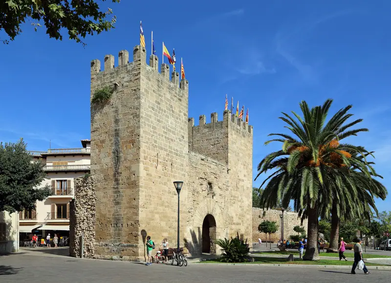Vieille ville d’Alcúdia : que voir, remparts, Pollentia et marché