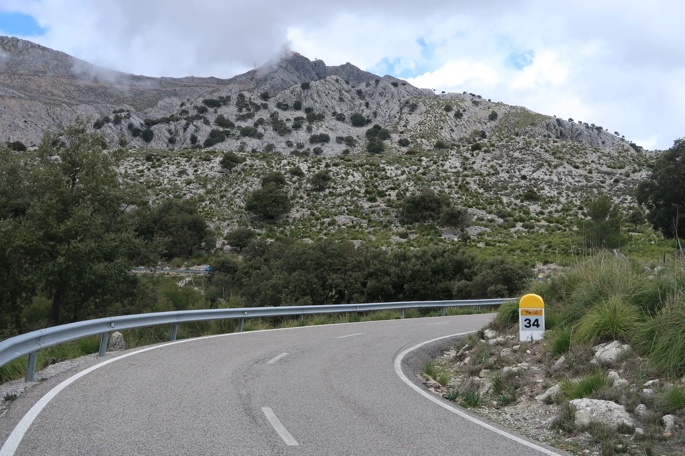 Virage de la route Ma-10 dans la Serra de Tramuntana, borne kilométrique 34 et montagnes calcaires