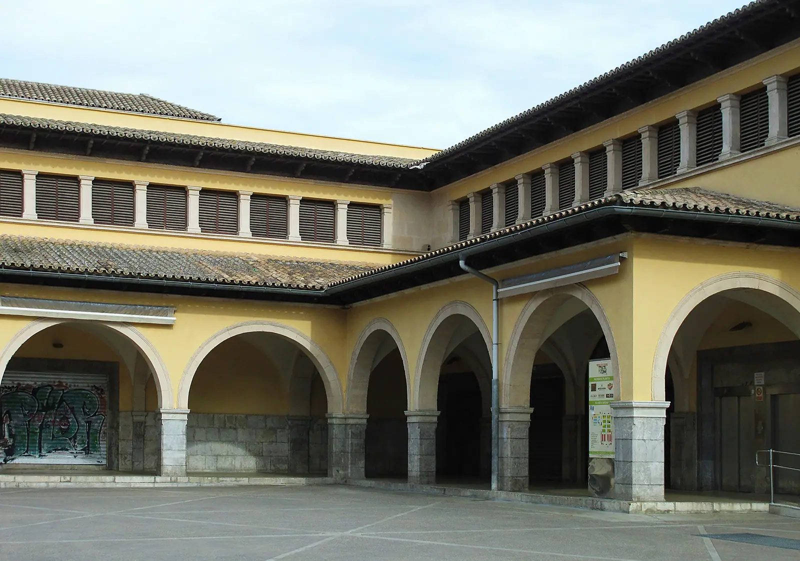 Arcades et façade jaune du marché de l’Olivar à Palma