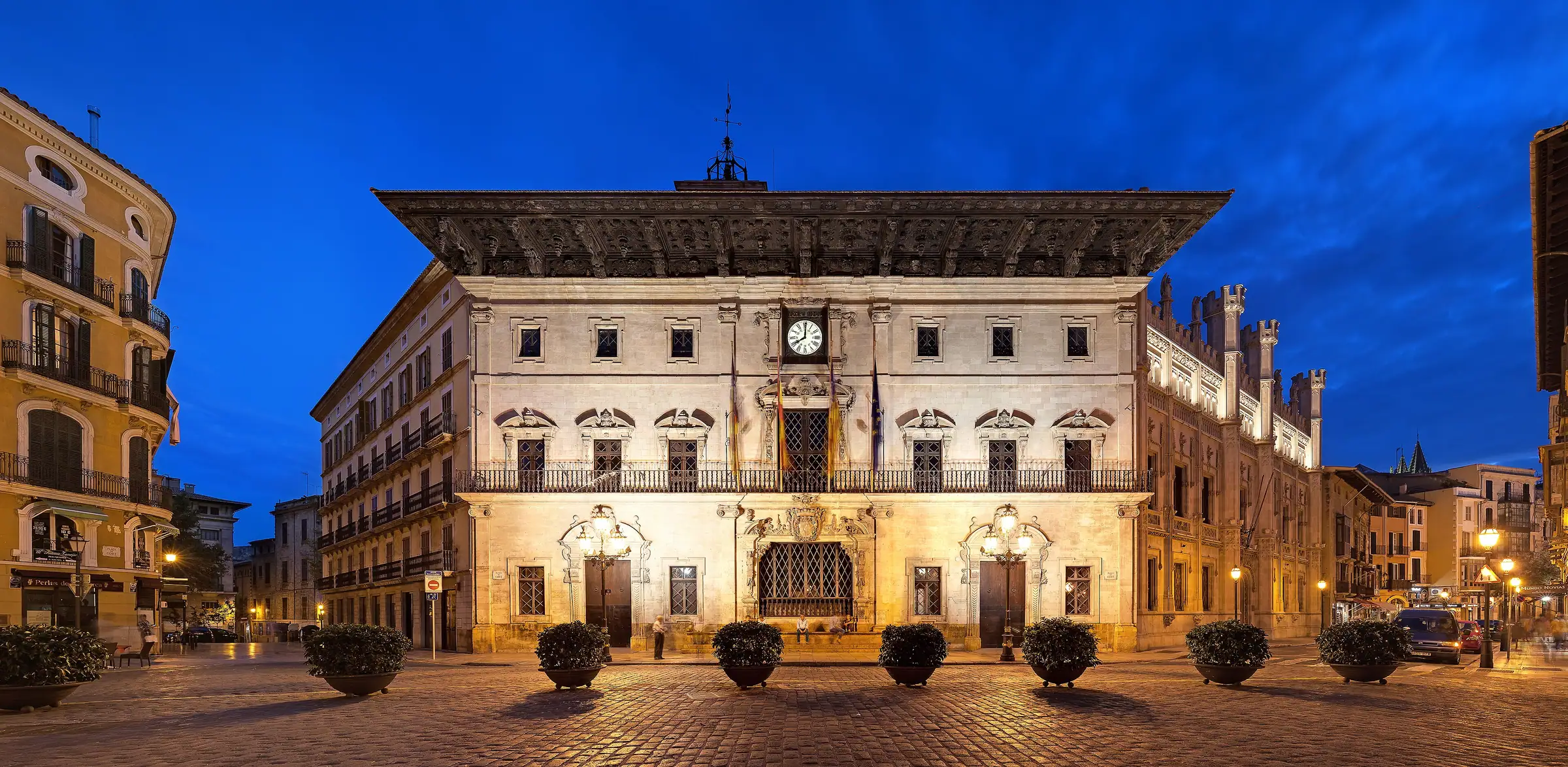 Hôtel de ville de Palma (Ajuntament) sur la plaça de Cort à l'heure bleue, façade illuminée