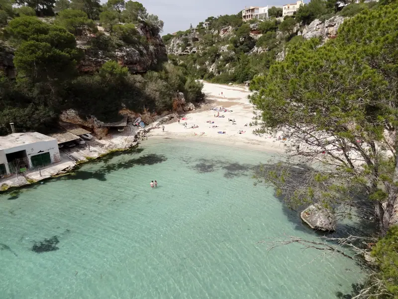 Plage de Cala Pi : mirador, accès par l’escalier, parking et services