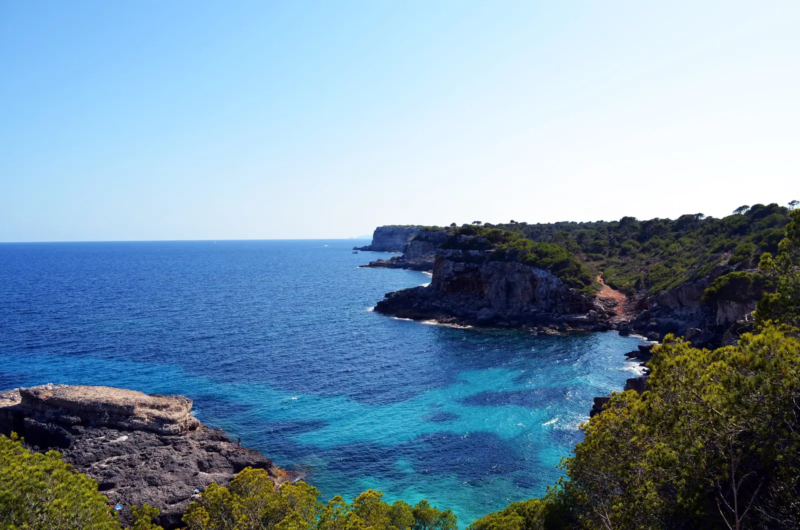 La crique de Caló des Moro, eau turquoise entre falaises et pins