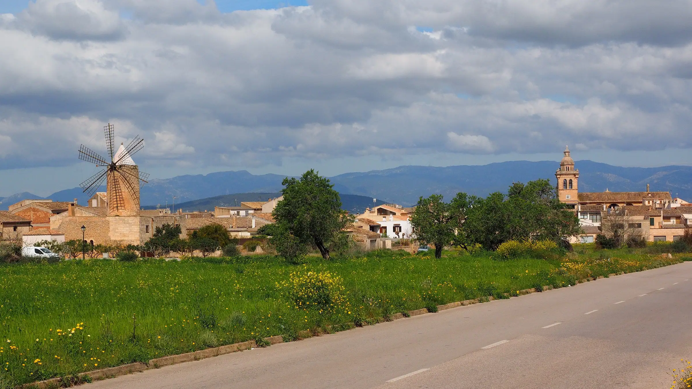 Un moulin à vent et le clocher d'Algaida au milieu des champs