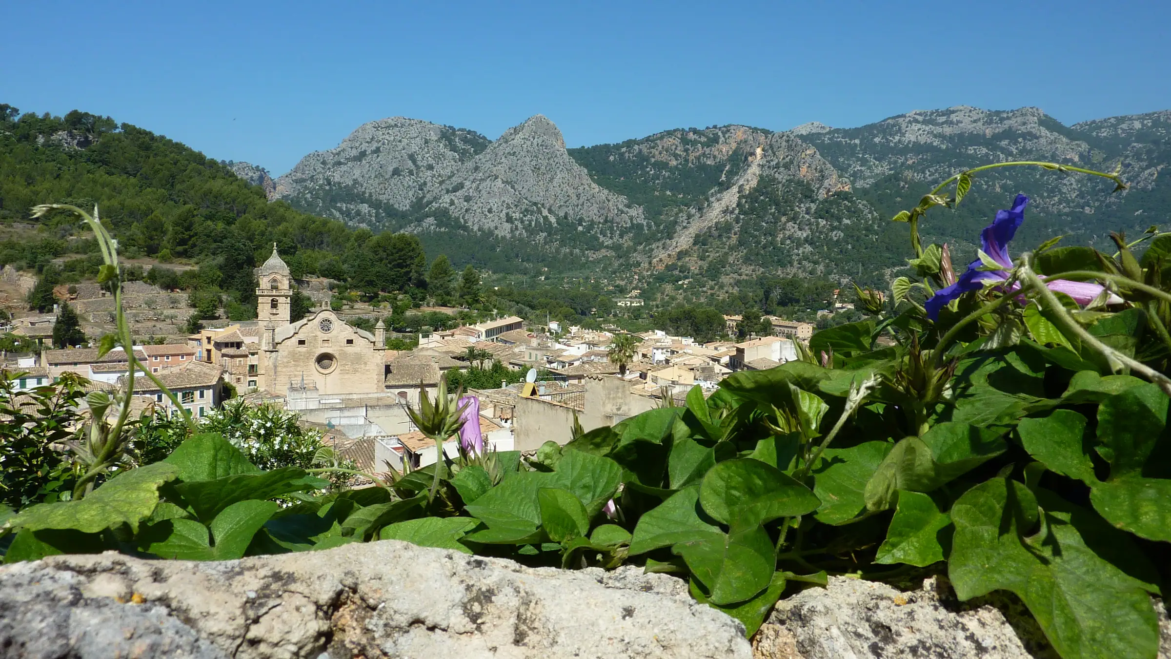 Les toits et le clocher de Bunyola au pied des montagnes