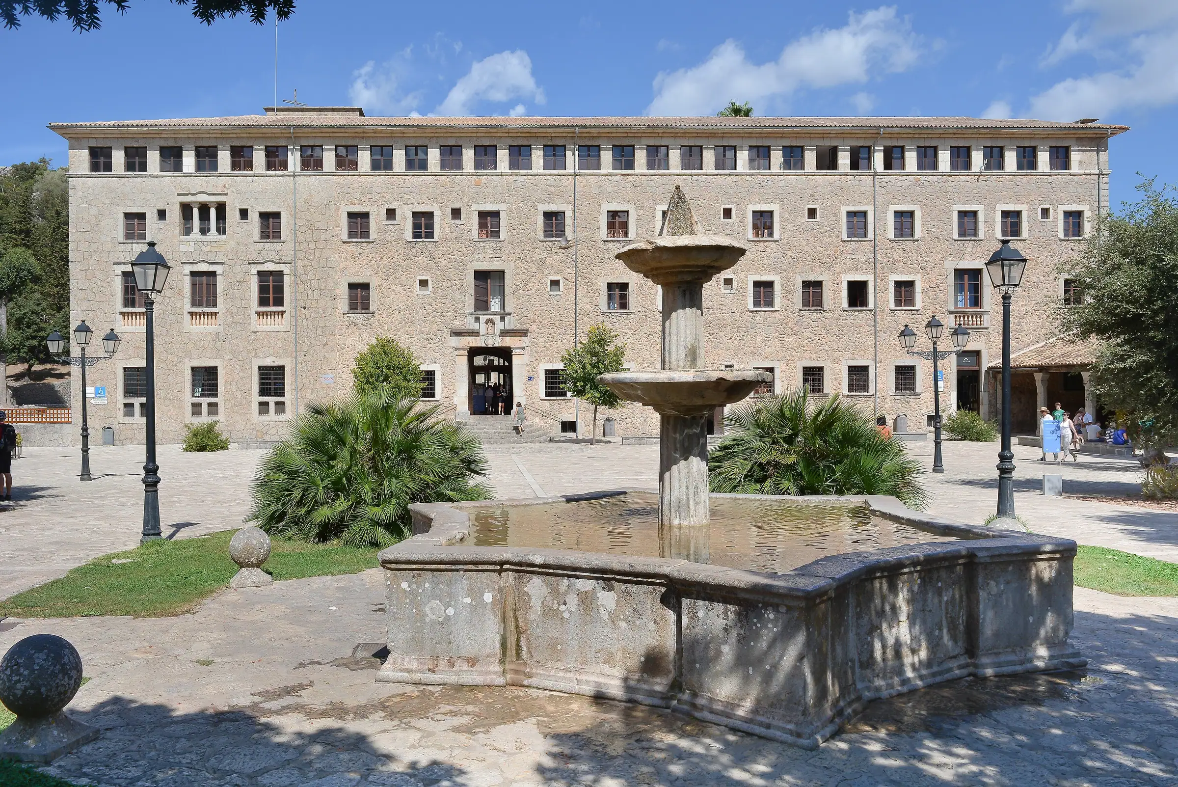 Le monastère de Lluc et sa fontaine, au cœur de la commune d'Escorca