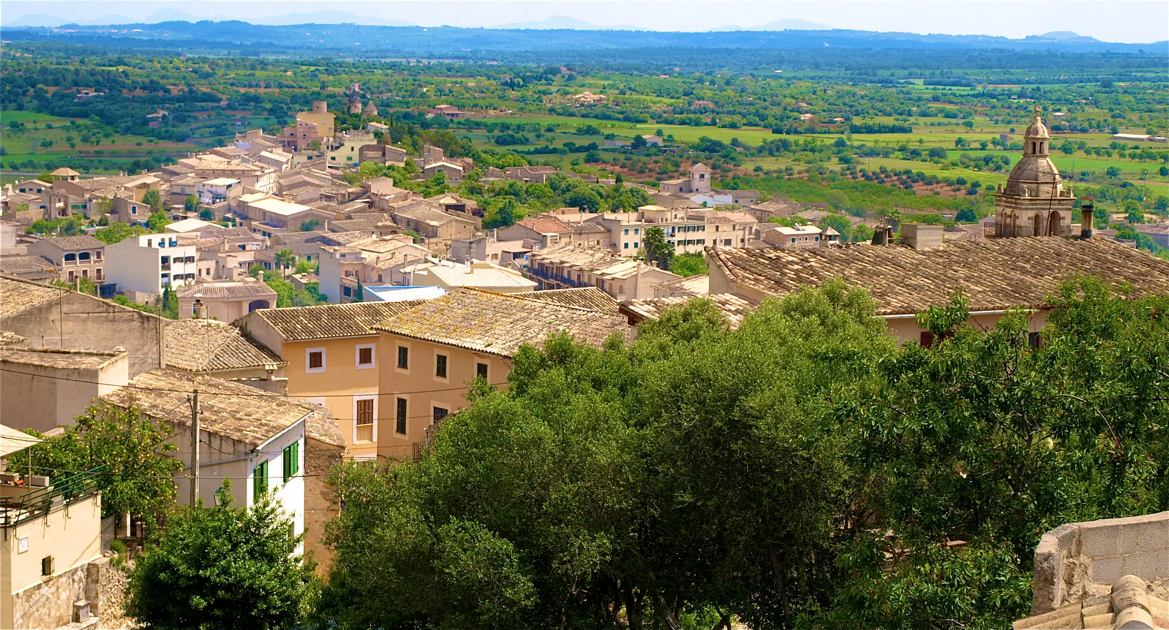 Les toits de Santa Eugènia et la plaine de Majorque à perte de vue