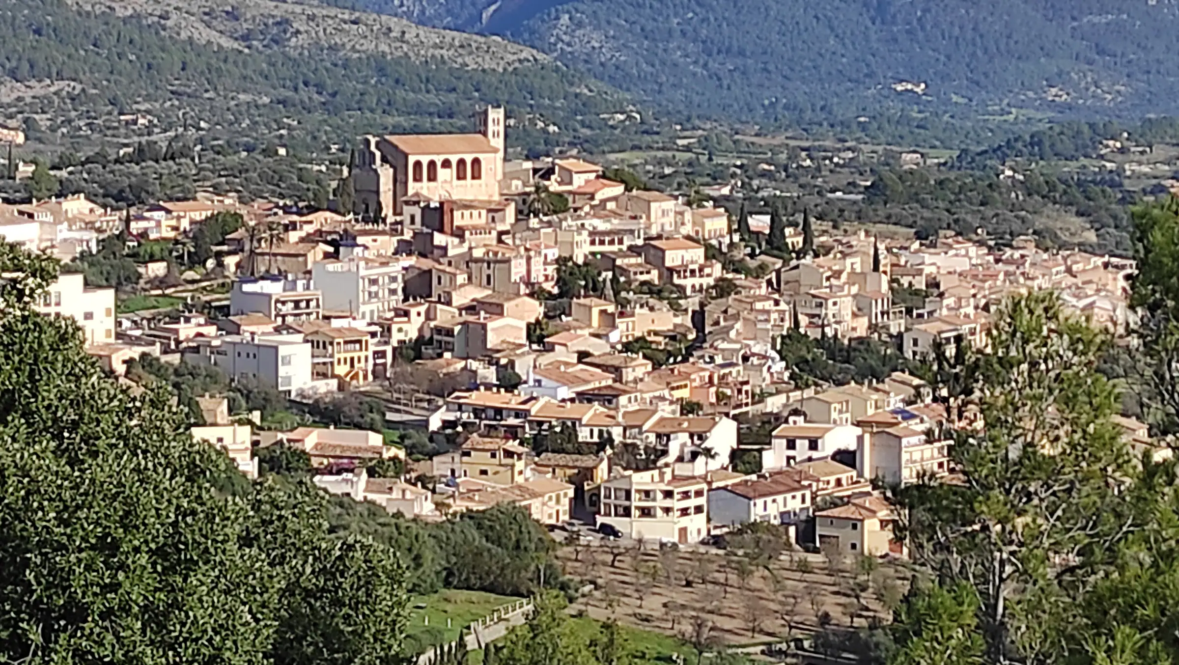 Le village de Selva et son église au pied de la Tramuntana