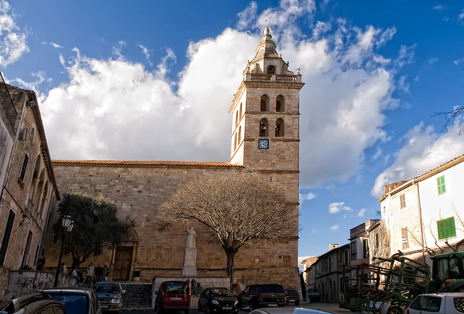 L'église et le clocher de Sencelles sous un ciel bleu