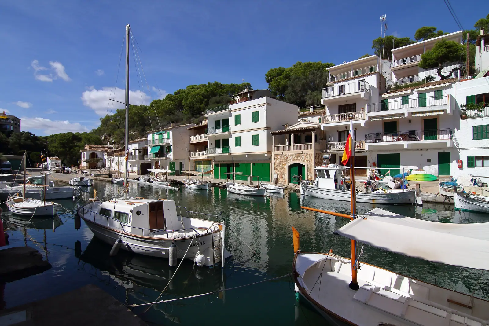 Le port de pêche de Cala Figuera et ses maisons blanches