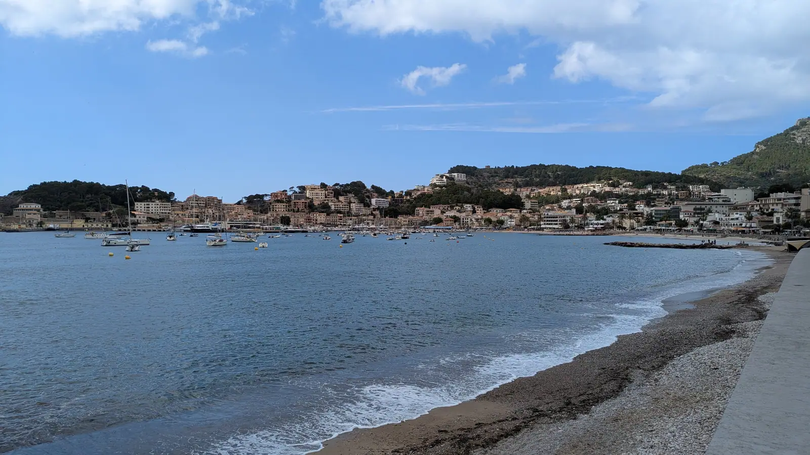 La baie fermée de Port de Sóller entre les montagnes