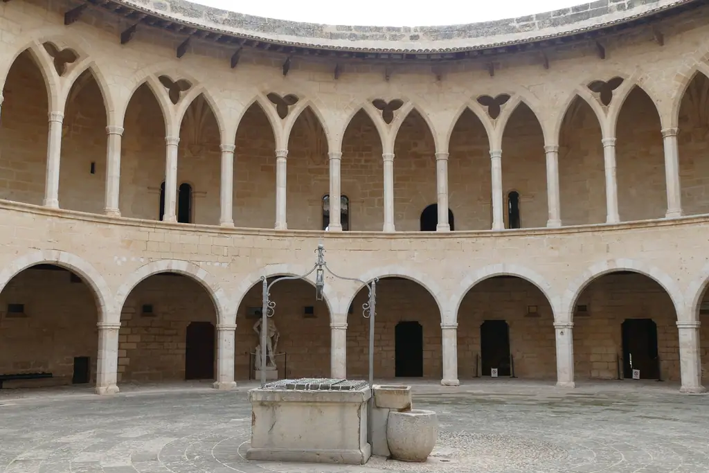 La cour circulaire du château de Bellver à Palma