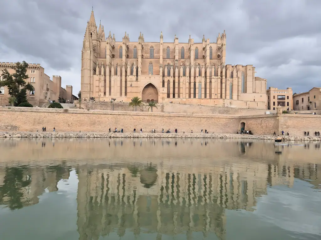 La cathédrale de Palma au-dessus du parc de la Mer