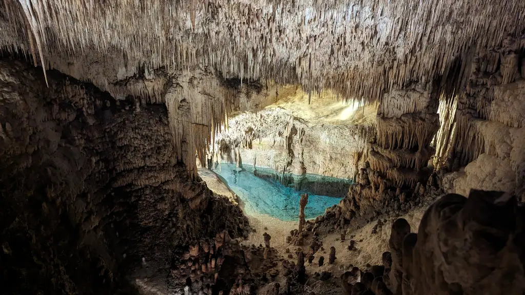 Concrétions et lac souterrain des grottes du Drach