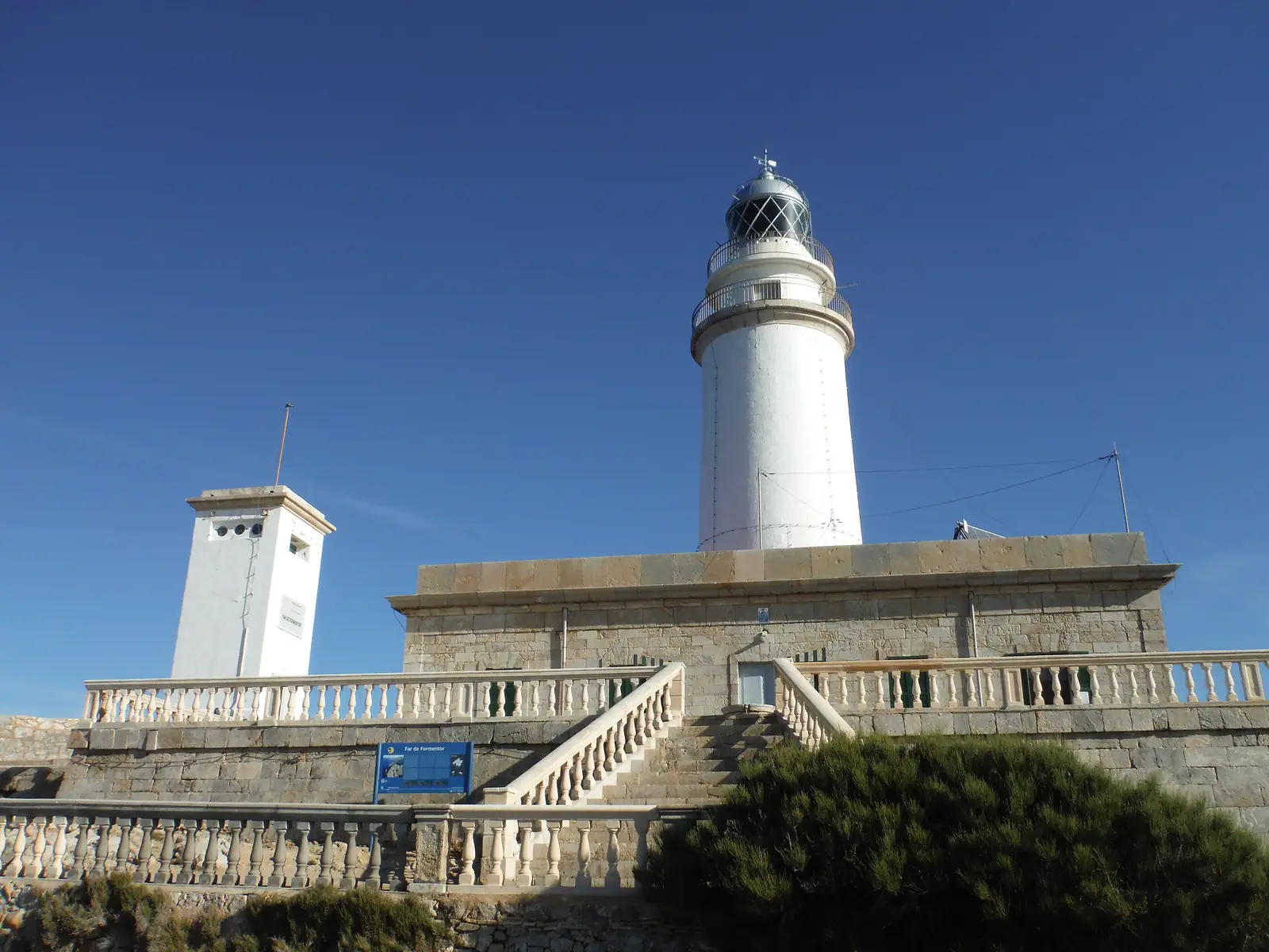 Le phare du cap de Formentor au bout de la péninsule