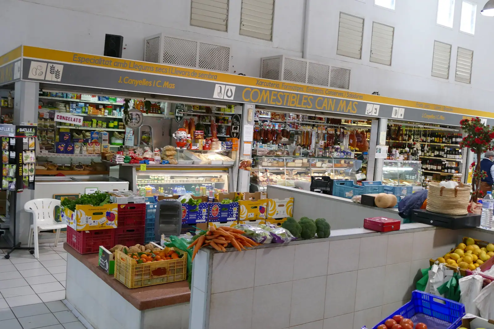 Étals de fruits, de légumes et d’épicerie dans la halle du marché de Sóller