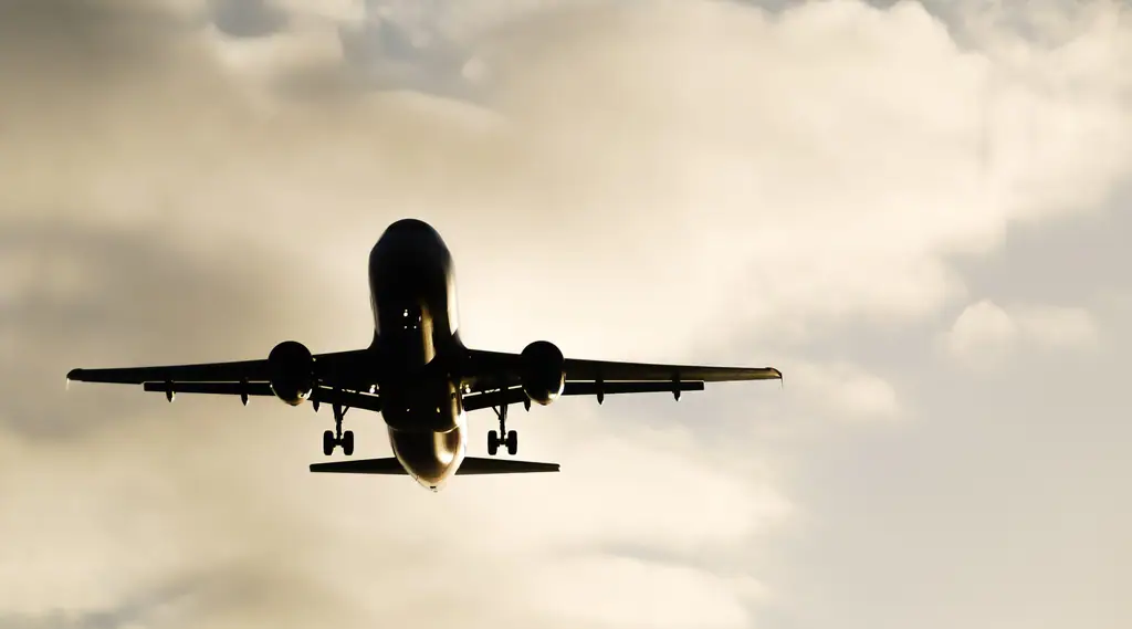 Un avion en approche de l’aéroport de Palma, en contre-jour sous les nuages