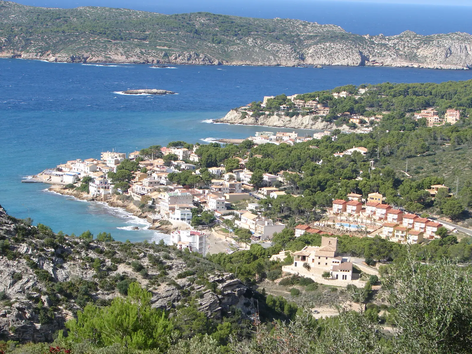 Sant Elm et sa côte vus d'en haut, face à la mer