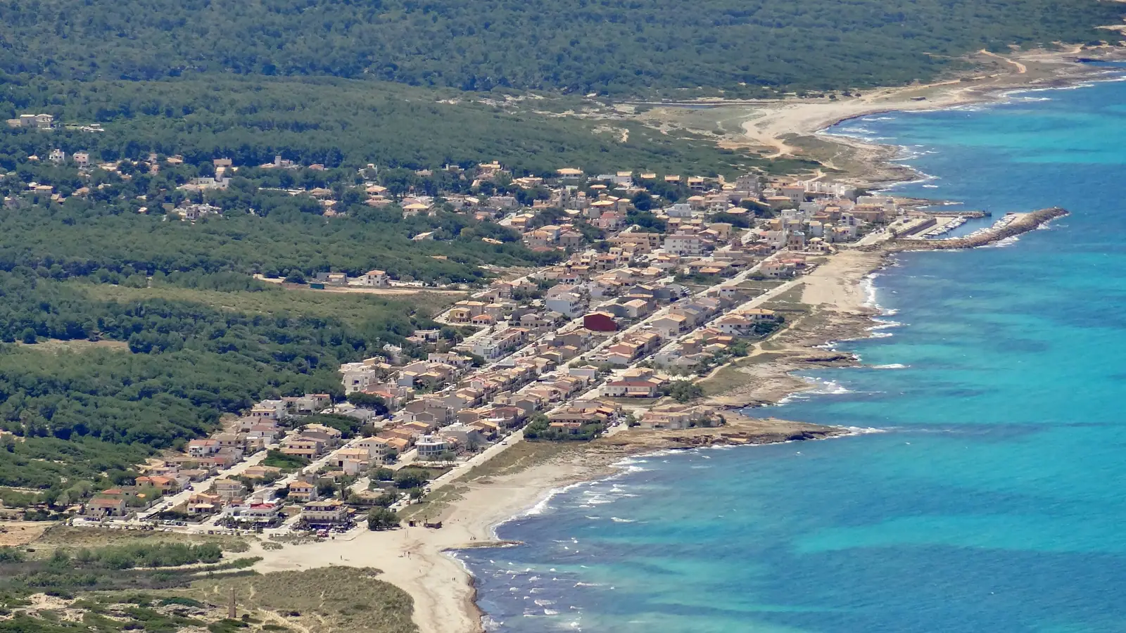 Son Serra de Marina vue d’en haut, entre la pinède et la mer turquoise