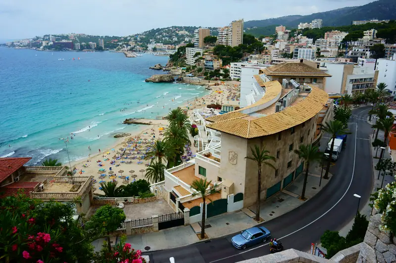 La plage de Cala Major vue d'en haut, entre immeubles et palmiers