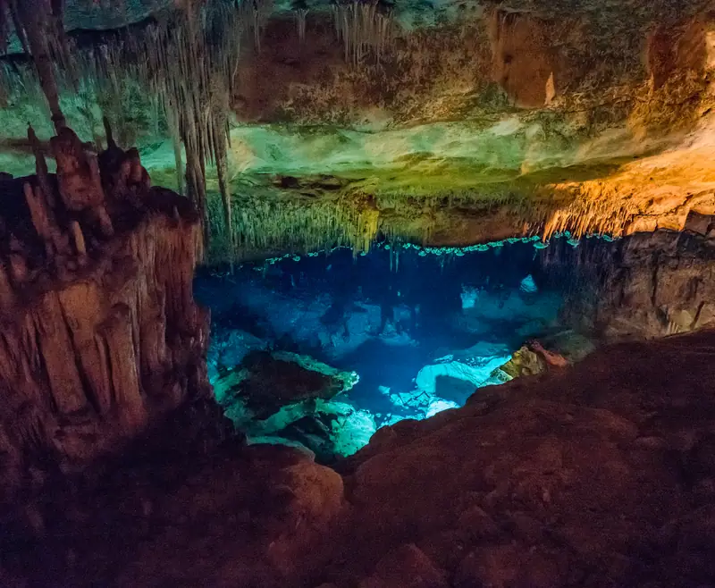 Le lac souterrain des grottes du Drach, éclairé de bleu sous les stalactites