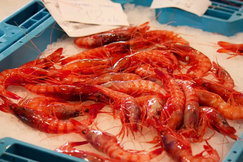 Gambas rouges crues sur un étal de poissonnerie