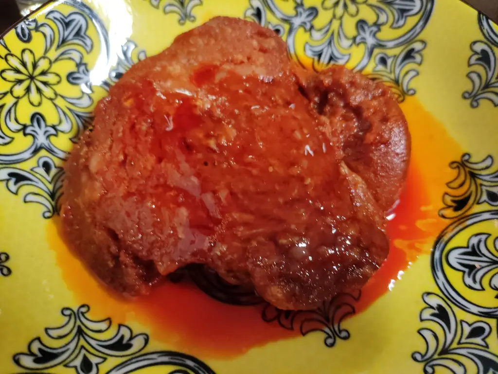Une sobrassada chaude nappée de miel dans une assiette décorée