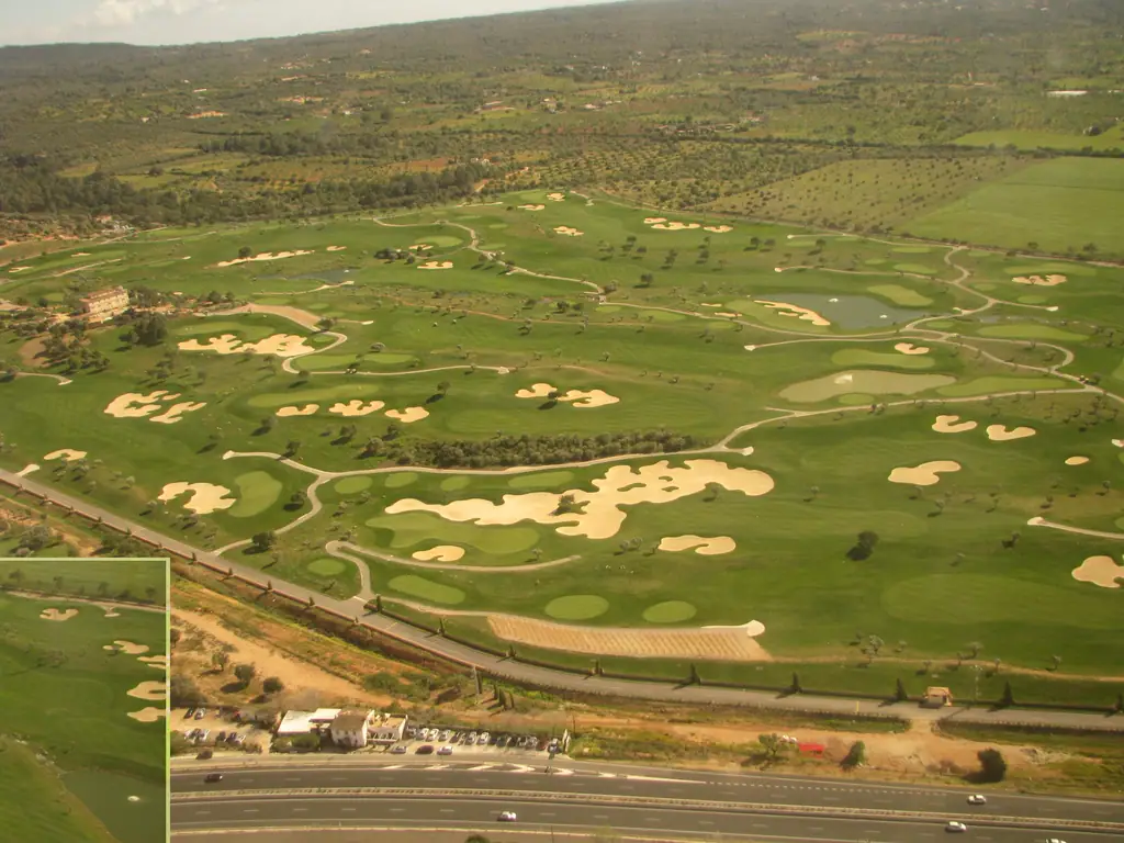 Vue aérienne du parcours de Son Gual, fairways et bunkers près de Palma