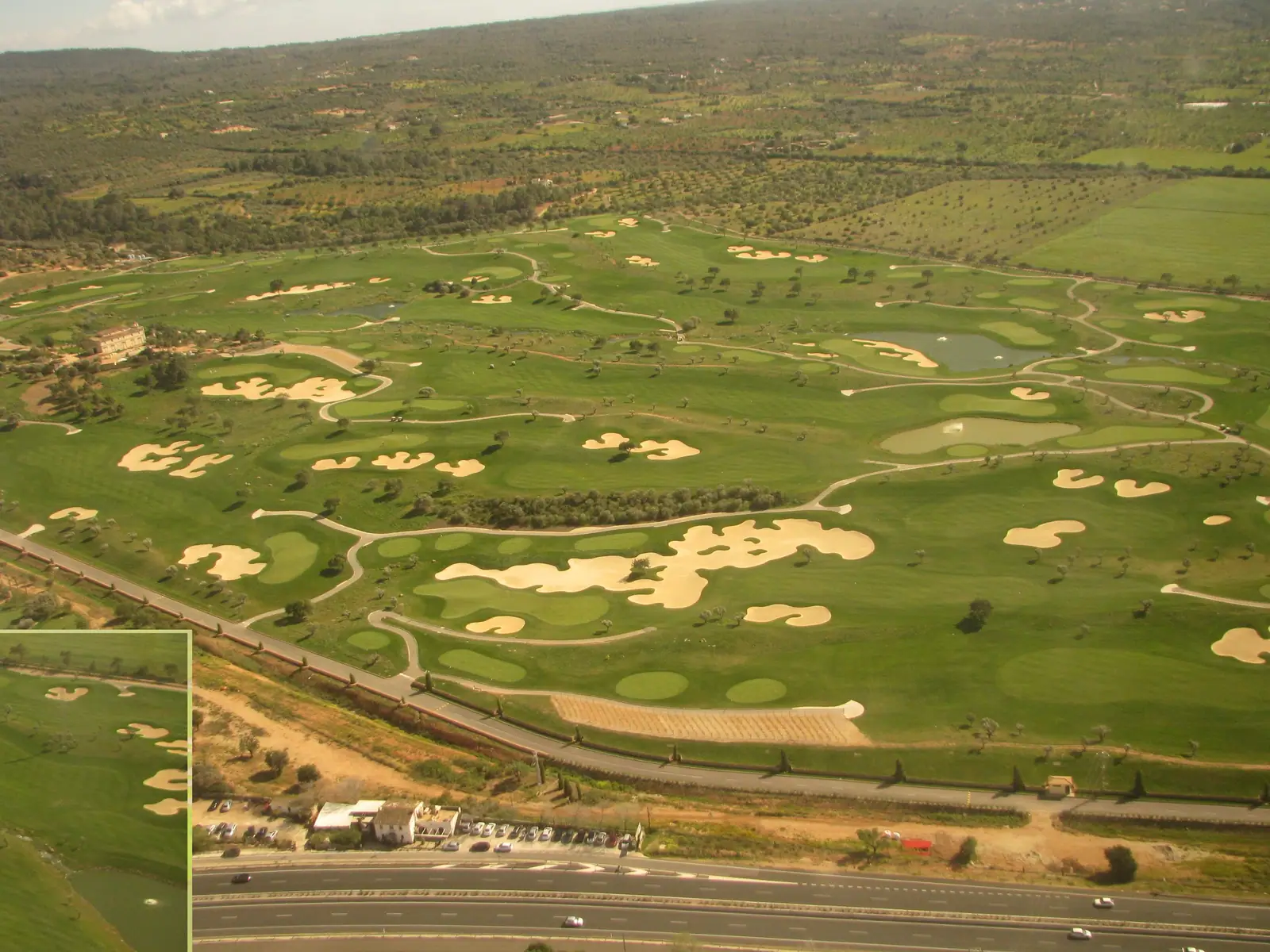 Vue aérienne du parcours de Son Gual, fairways et bunkers près de Palma