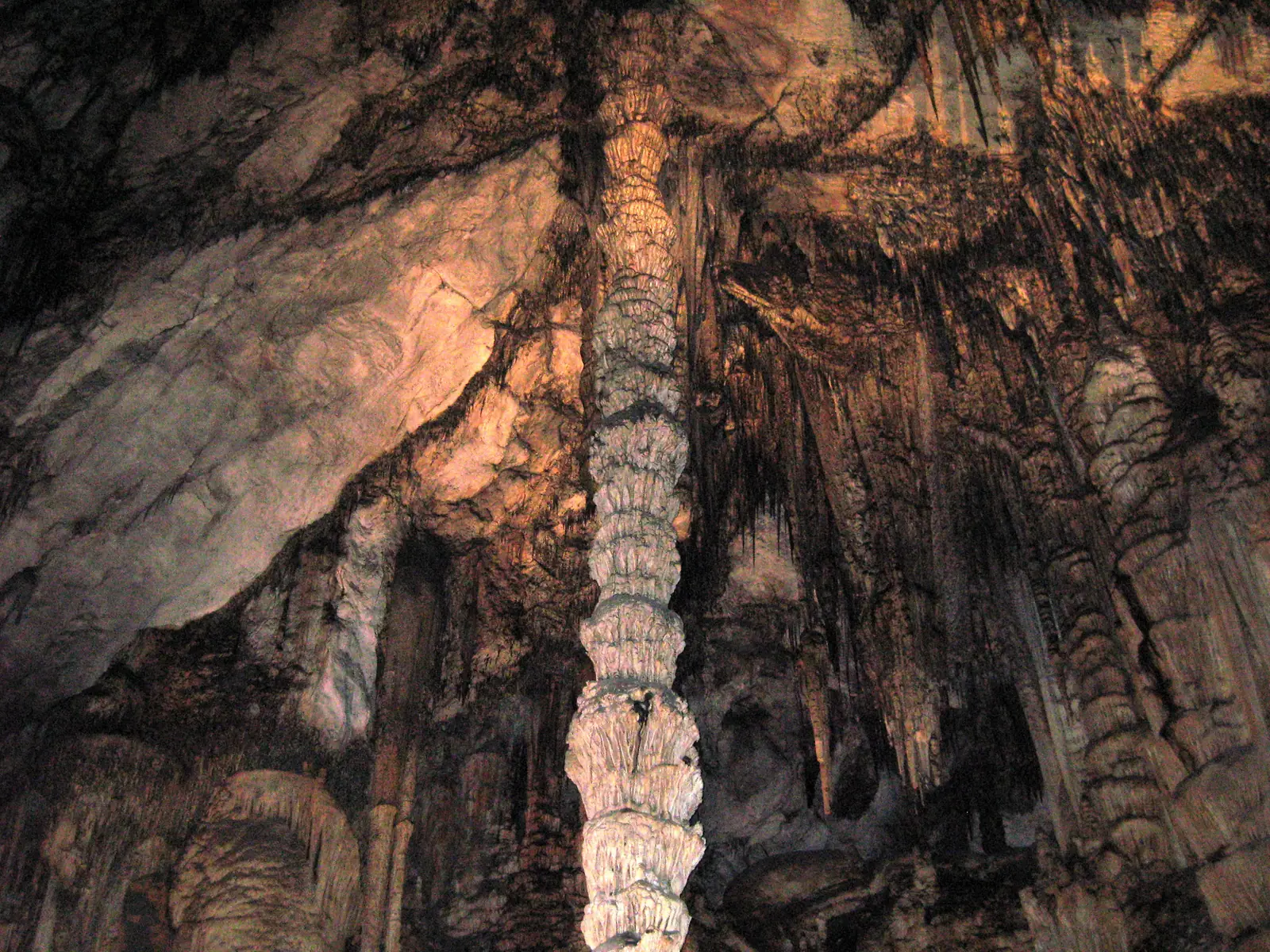 La « reine des colonnes », immense colonne de calcite des grottes d'Artà