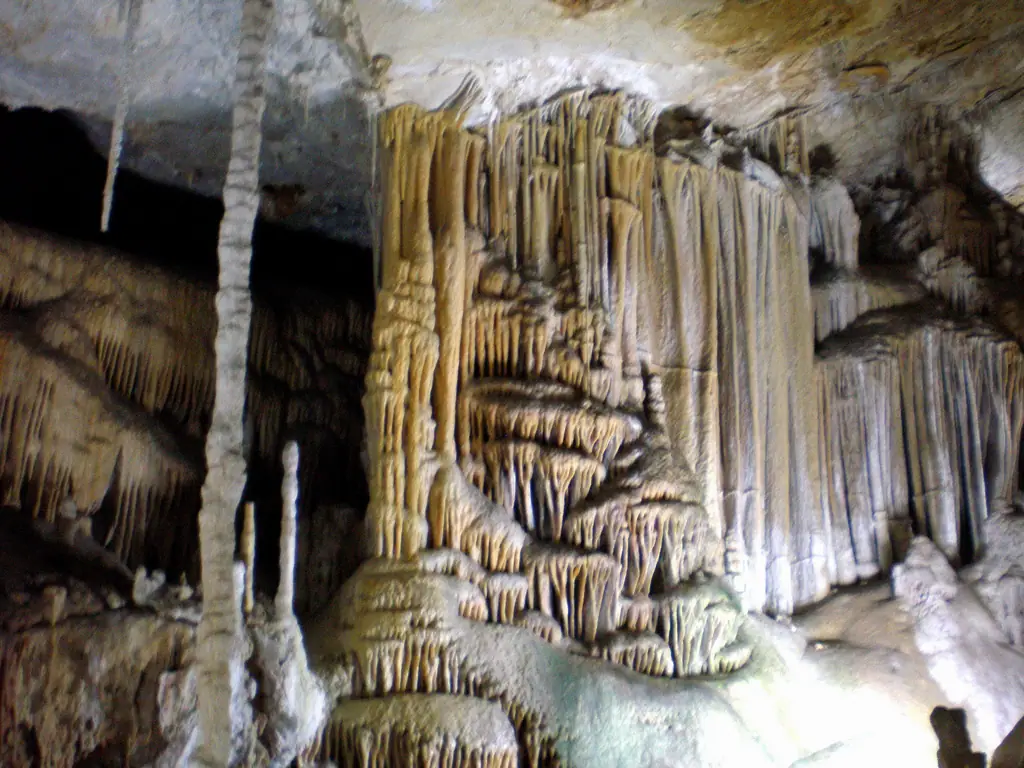 Draperies et colonnes de calcite dorées dans les grottes de Campanet