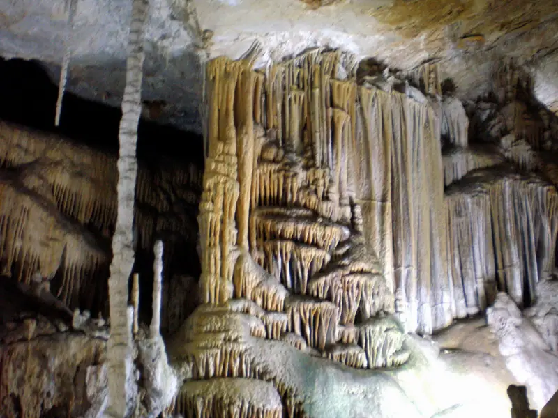 Draperies et colonnes de calcite dorées dans les grottes de Campanet