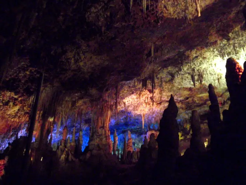 Stalactites et stalagmites éclairées de couleurs dans les grottes dels Hams