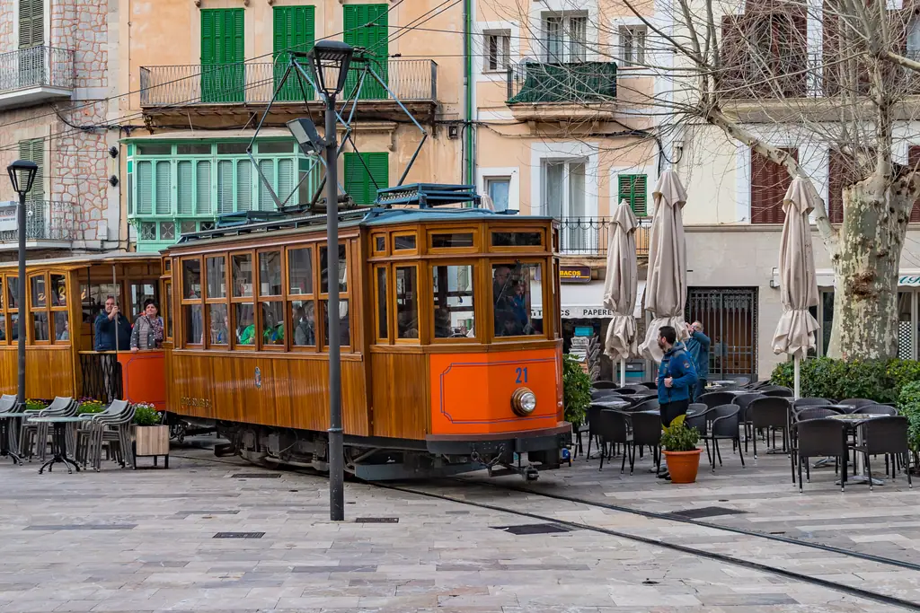 Le tramway orange de Sóller passe devant les terrasses du centre