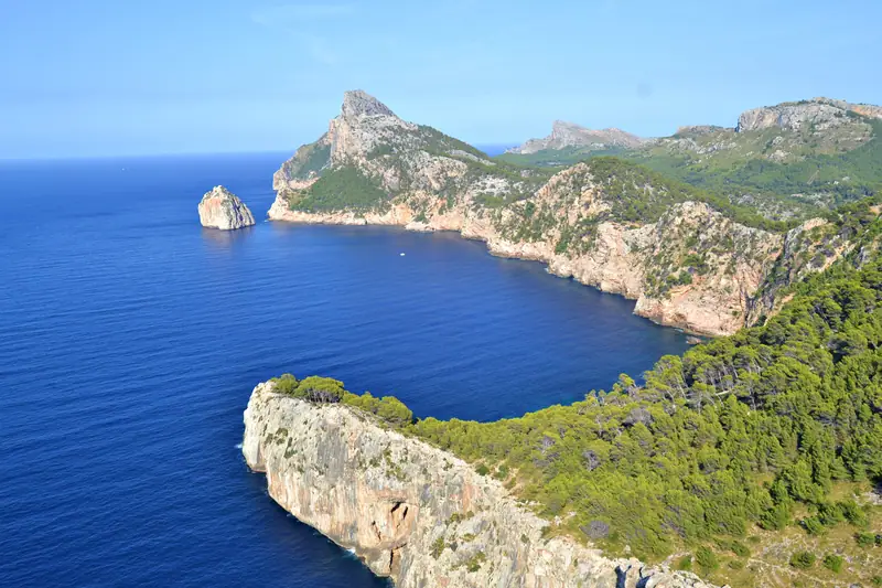 Les falaises du cap de Formentor et l'îlot Es Colomer au-dessus d'une mer bleu profond