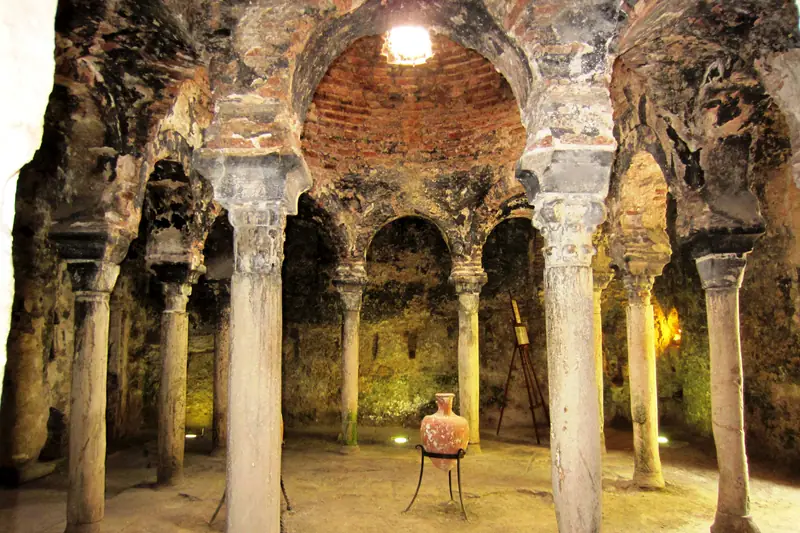 La salle à coupole et colonnes des bains arabes de Palma