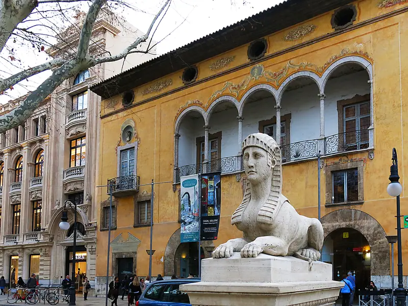 La façade du Casal Solleric sur le passeig del Born, avec un sphinx de pierre au premier plan