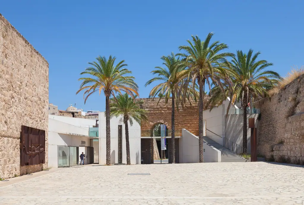 La cour d'Es Baluard, entre bastion de pierre, palmiers et architecture blanche