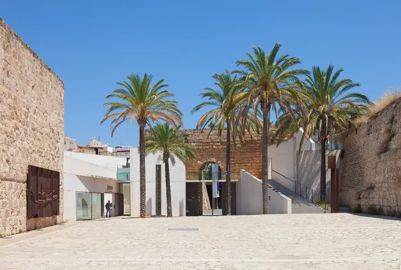La cour d'Es Baluard, entre bastion de pierre, palmiers et architecture blanche