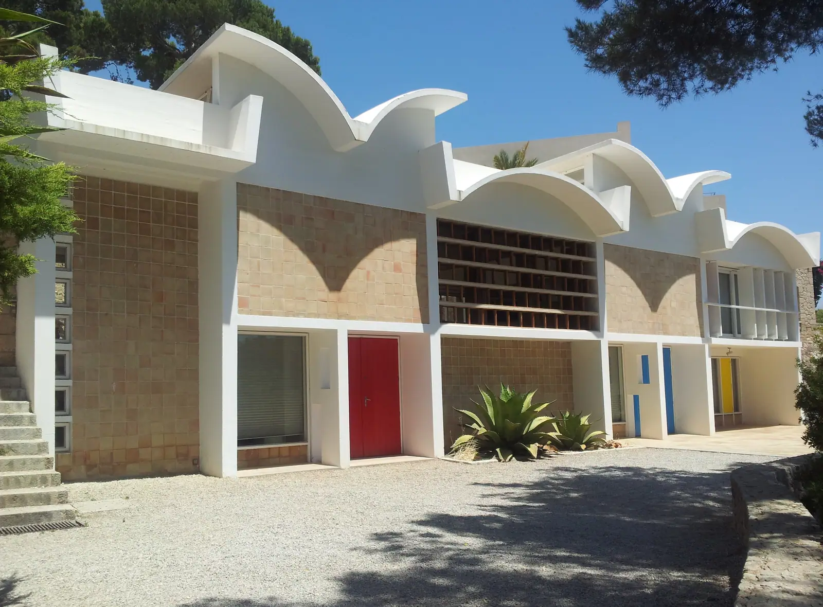 L'atelier Sert de Joan Miró, toit en vagues et portes colorées