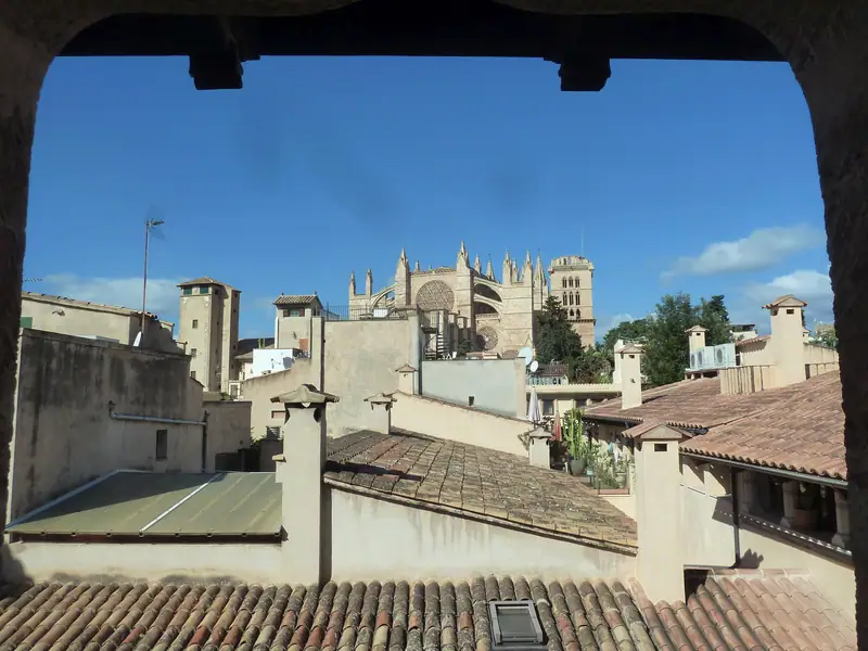 Les toits du vieux Palma et la cathédrale vus depuis une fenêtre du Museu de Mallorca