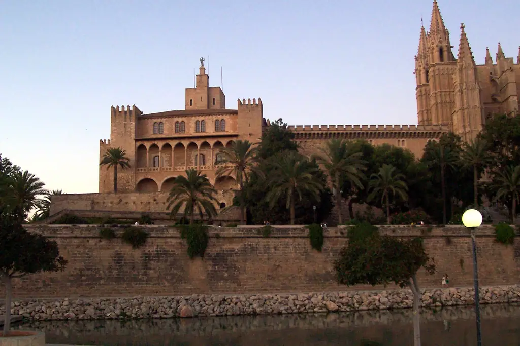 Le palais de l’Almudaina et la cathédrale de Palma au-dessus des remparts et des palmiers