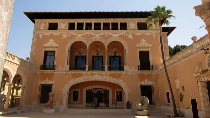 La façade et la cour du Palau March, au cœur de Palma