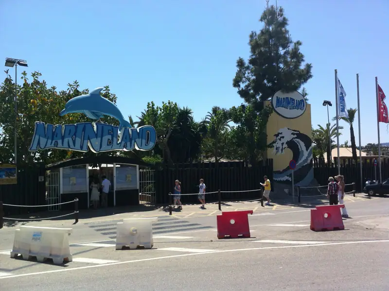 L'entrée de Marineland à Costa d'en Blanes, avec son grand dauphin en enseigne